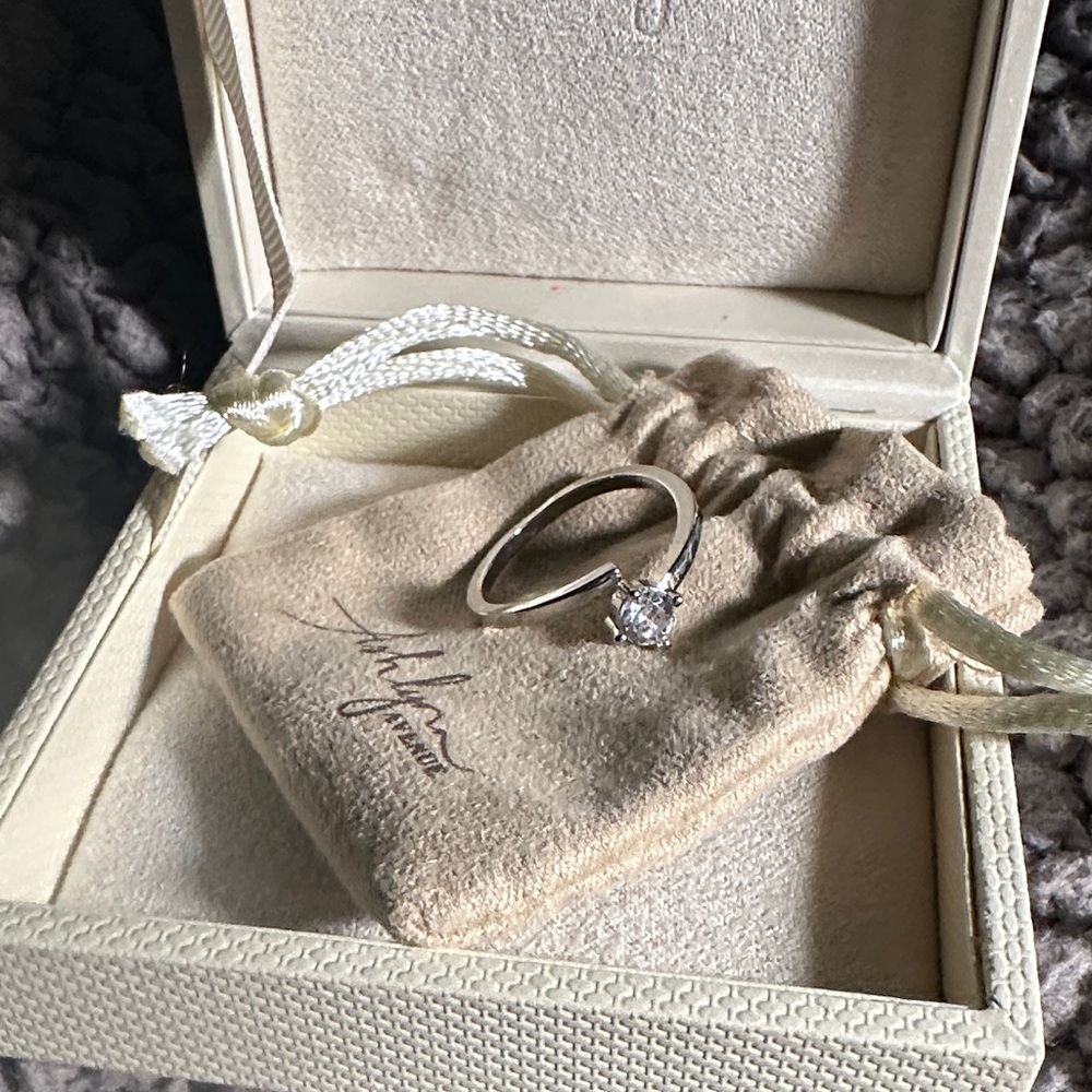 Ashlynn Avenue single gem Wrap ring    Size 6
